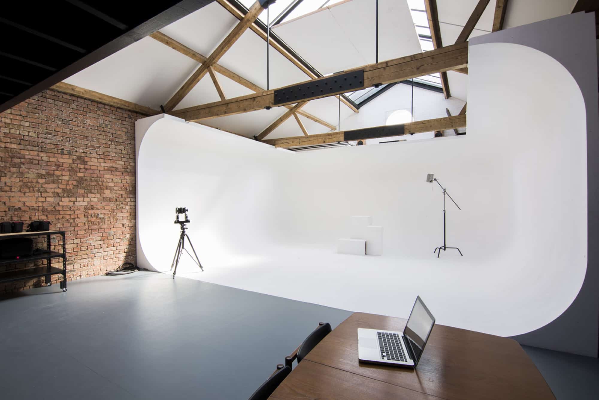 Cove E5 - A first floor wrap-around cove studio with fantastic natural light - The Location Guys