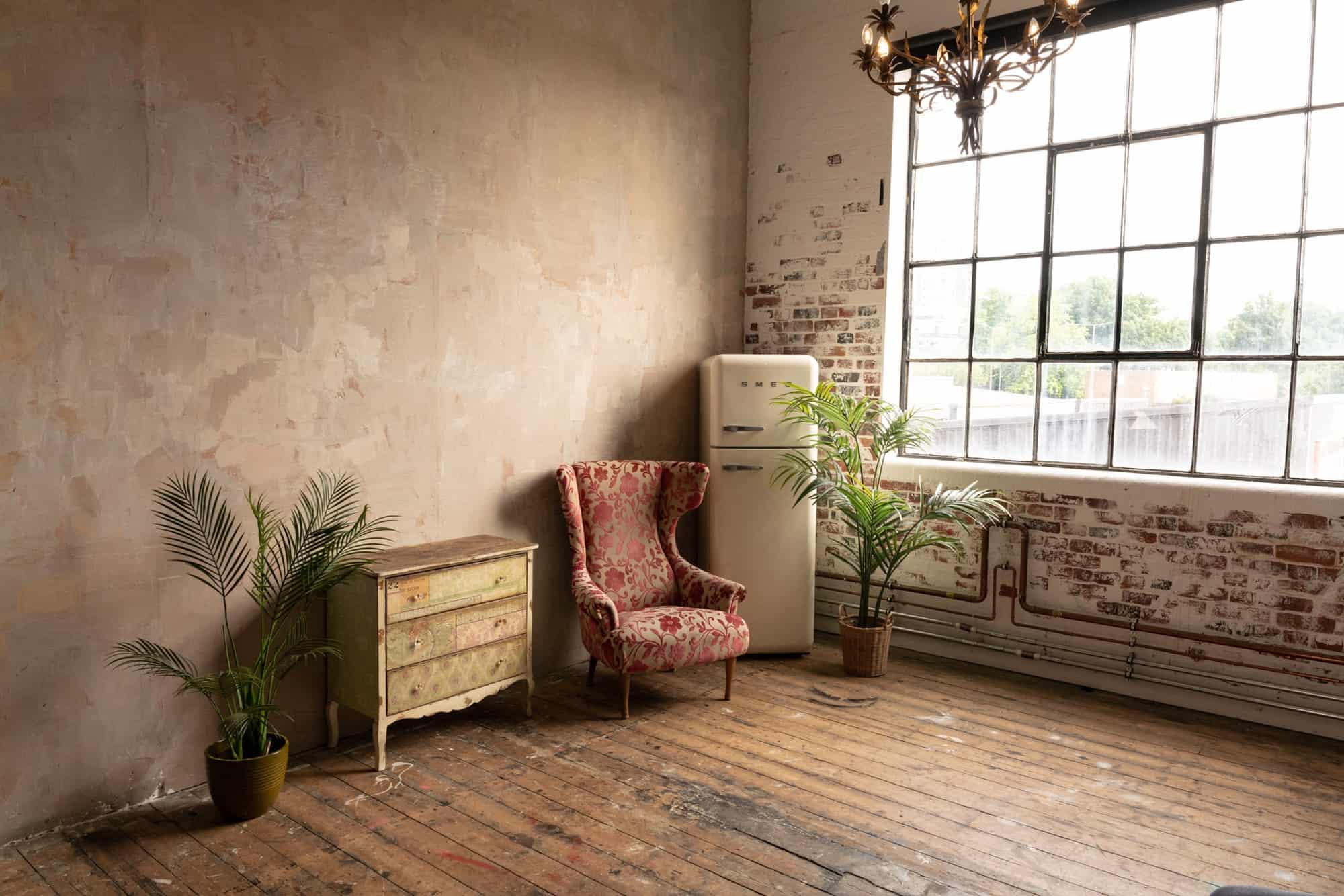 Bohemian Studio SE18 - A versatile studio space with different backdrops and some industrial elements - The Location Guys