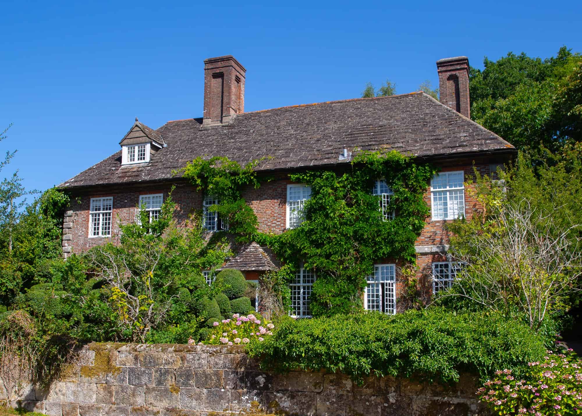 Balcombe RH17 - A charming 17th Century country home with large rooms flooded with natural light and with plenty of original features - The Location Guys