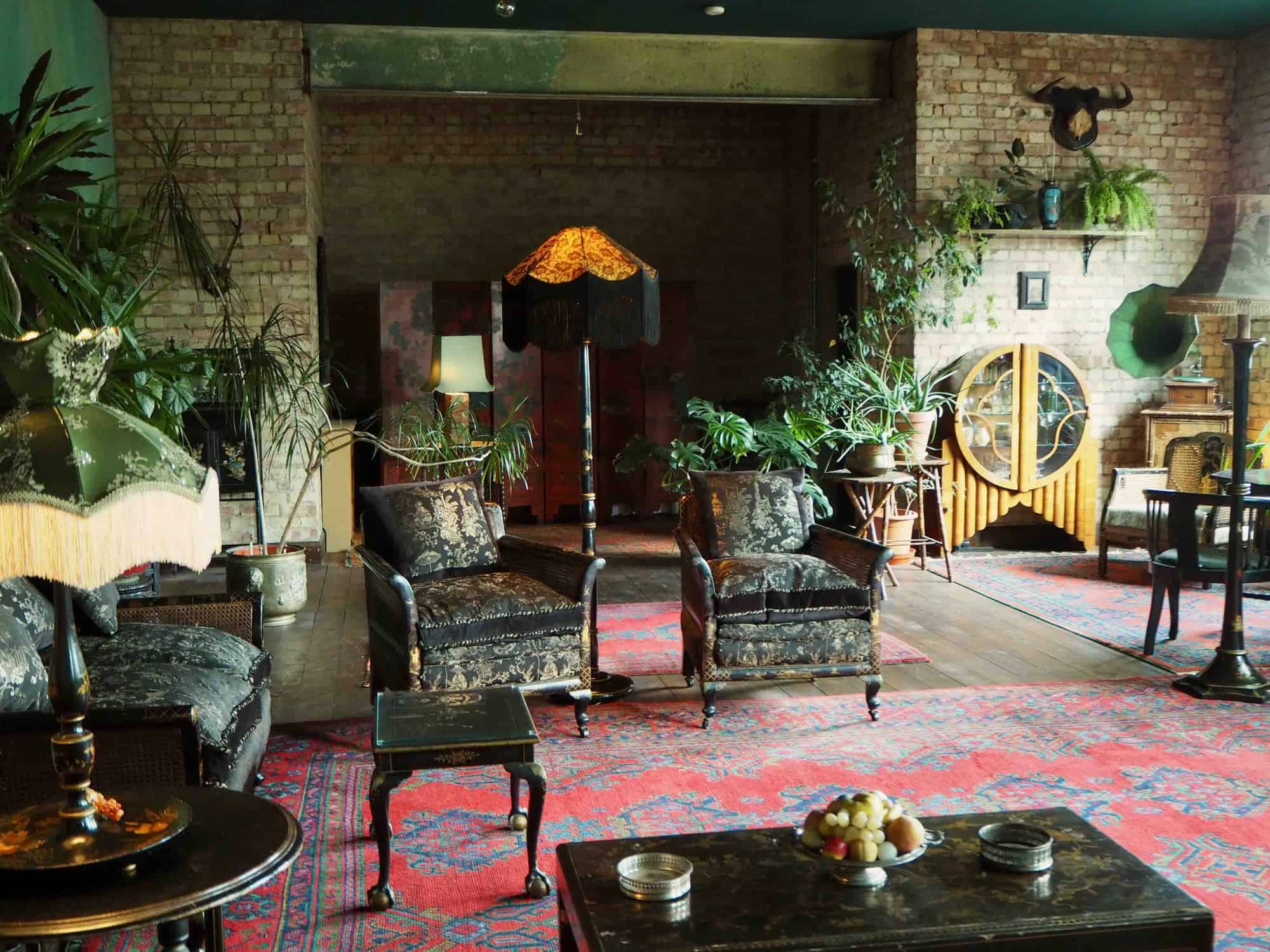 Monty E8 - A Victorian warehouse has been transformed into an art deco parlour, filled with antique objects and furnishings - The Location Guys