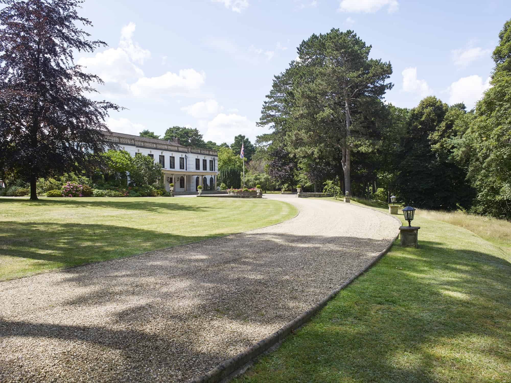 Oak Estate GU10 - A large manor house nestled in 10 acres. There is an outdoor pool and pool house, plus a contemporary coach house - The Location Guys