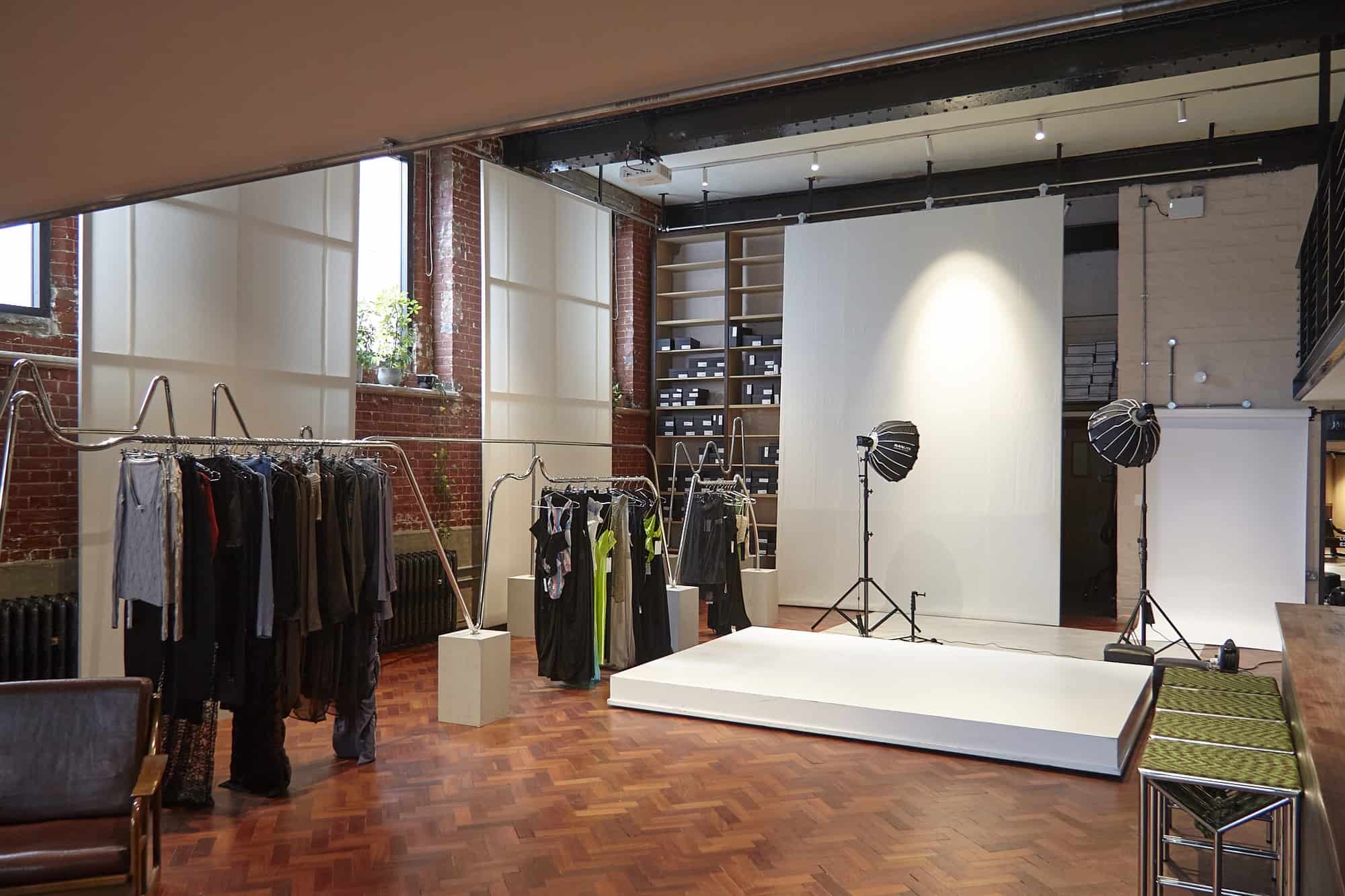 Showroom E2 - An open plan studio and showroom space with mezzanine level and first floor creative office space. Centrally located - The Location Guys